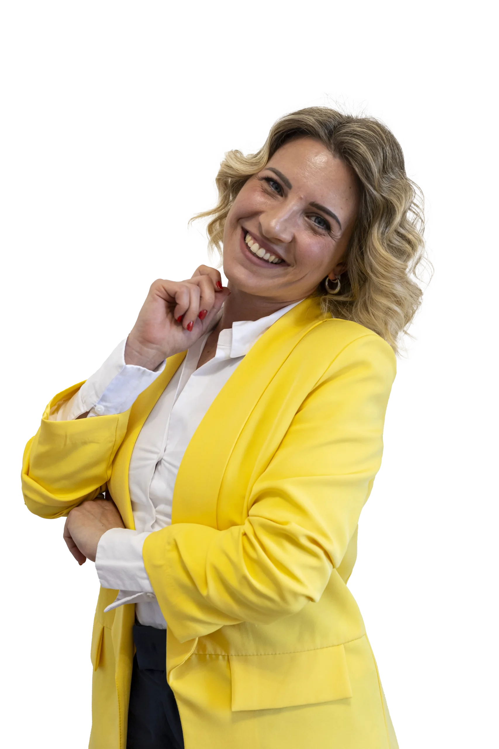 Alessandra Nuzzo sorride in blazer giallo, posa con braccio appoggiato al mento e sguardo sicuro su sfondo trasparente.