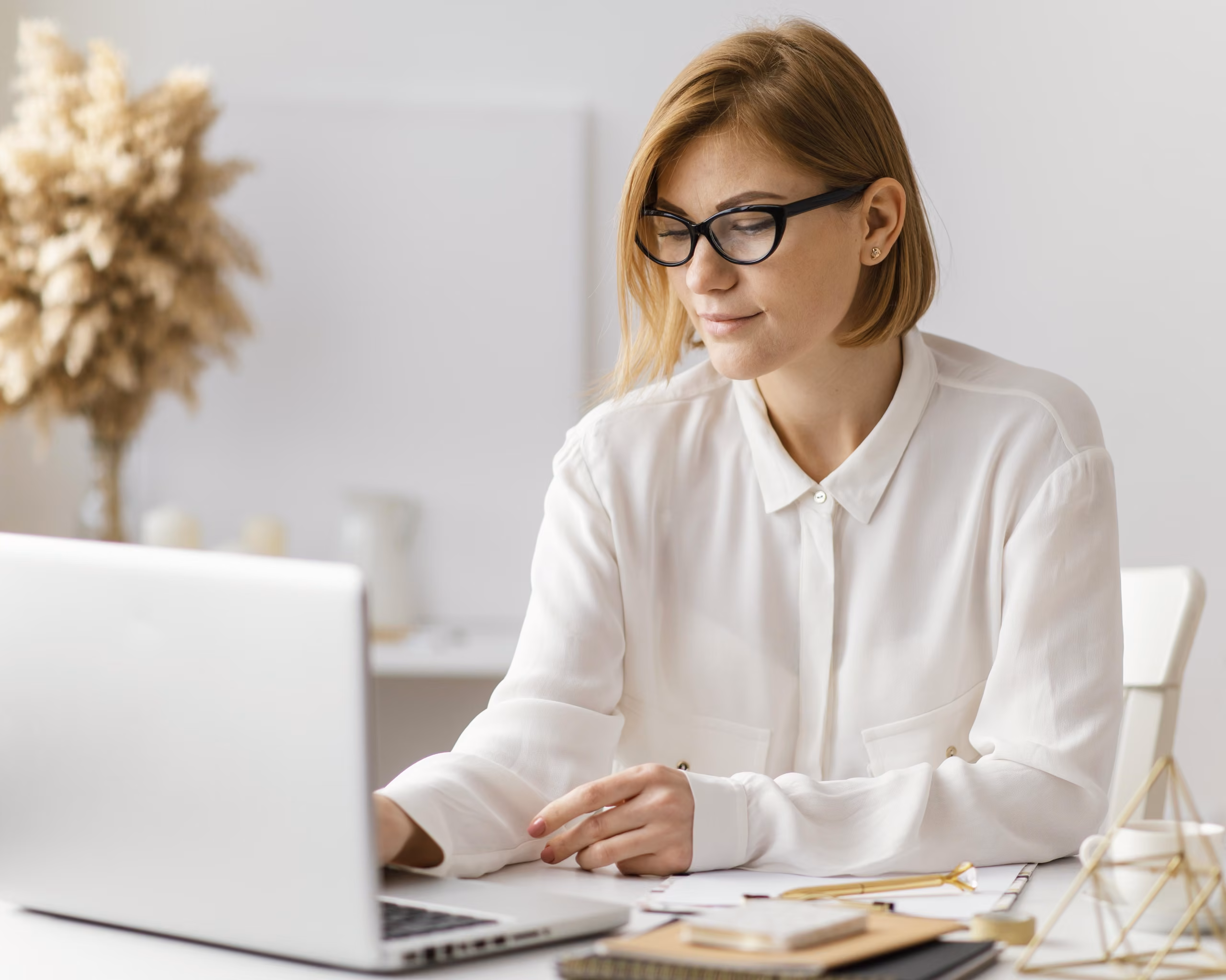 Professionista al tablet per la Certificazione CIAD DigComp 2.2 — formazione digitale online