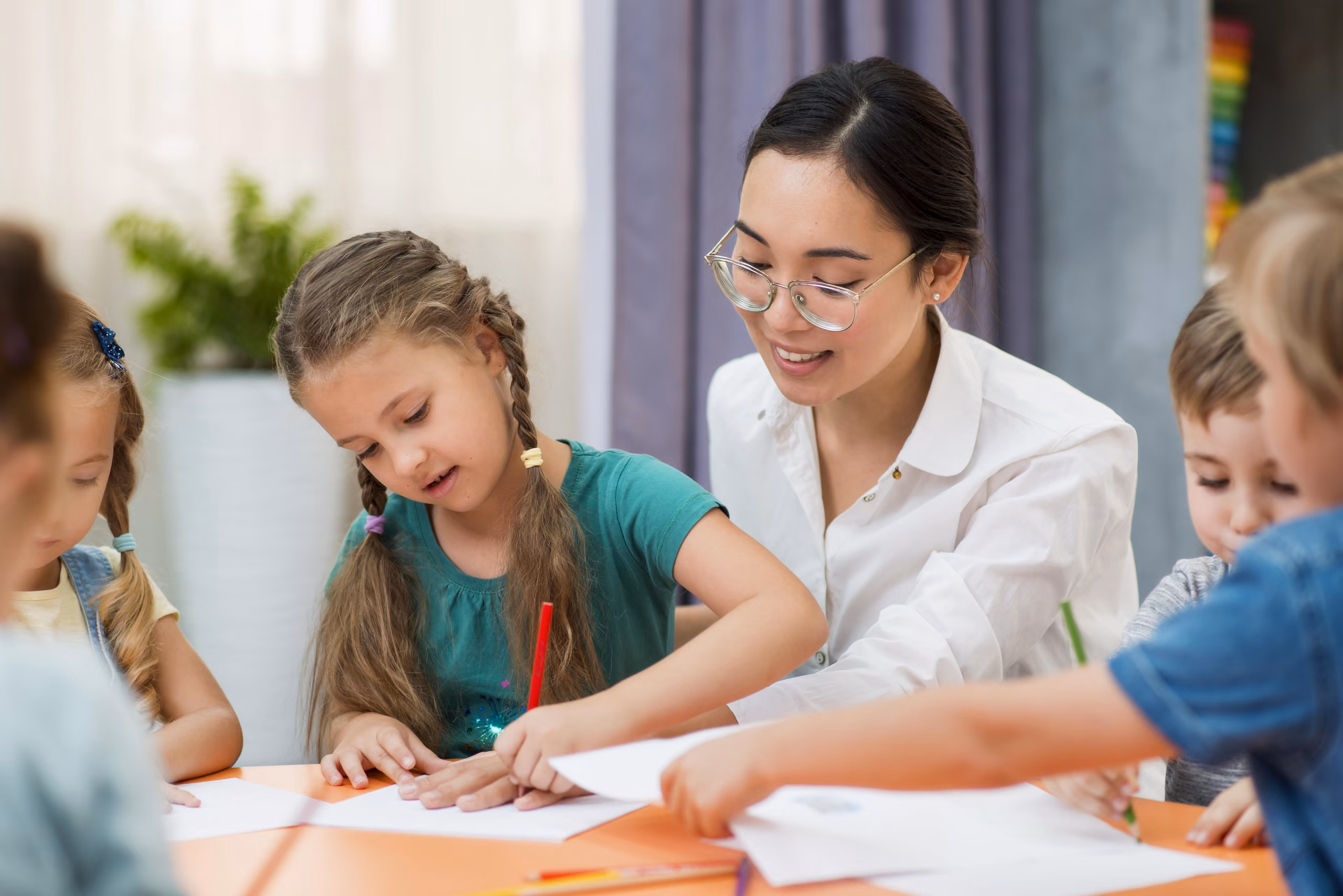 Educatrice con bambini all'asilo nido — Corso OPI Operatore dell'Infanzia EQF 4